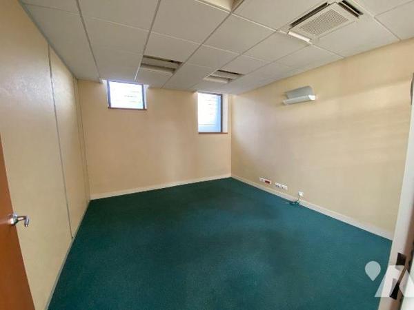 A VENDRE/TOULON/LOCAUX COMMERCIAUX : au sein du quartier du Pont du Las, sur l'avenue du XVème ...