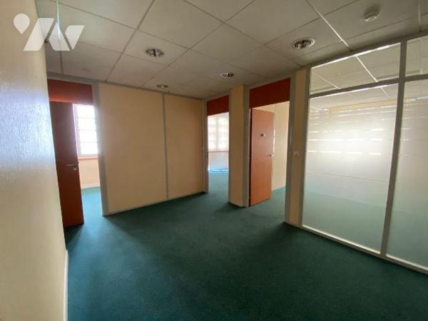 A VENDRE/TOULON/LOCAUX COMMERCIAUX : au sein du quartier du Pont du Las, sur l'avenue du XVème ...