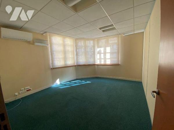 A VENDRE/TOULON/LOCAUX COMMERCIAUX : au sein du quartier du Pont du Las, sur l'avenue du XVème ...