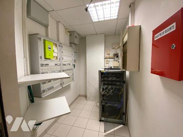 A VENDRE/TOULON/LOCAUX COMMERCIAUX : au sein du quartier du Pont du Las, sur l'avenue du XVème ...