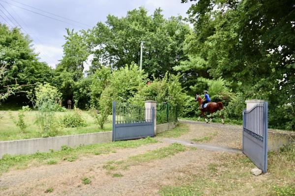 Vente                                                      Maison
                        
                     5 pièces                      140 m2                     à Le Grand-Lucé