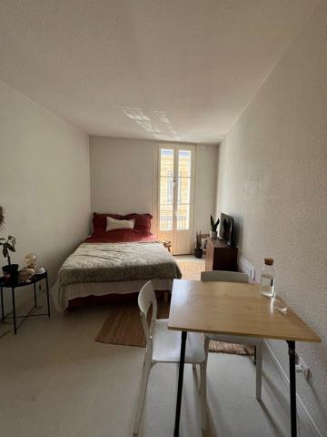 Studio 21 M2 centre ville quartier Palais Galien