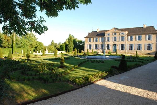 ELEGANT CHATEAU XVIIIs, sans travaux, sur 1 hectare clos de murs, jardin paysagé, chapelle, orangerie, dépendances, pour famille, evenementiel  près de Pau, Lourdes, Marciac, Tarbes ...