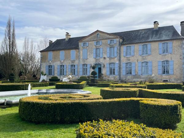 ELEGANT CHATEAU XVIIIs, sans travaux, sur 1 hectare clos de murs, jardin paysagé, chapelle, orangerie, dépendances, pour famille, evenementiel  près de Pau, Lourdes, Marciac, Tarbes ...
