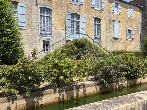 ELEGANT CHATEAU XVIIIs, sans travaux, sur 1 hectare clos de murs, jardin paysagé, chapelle, orangerie, dépendances, pour famille, evenementiel  près de Pau, Lourdes, Marciac, Tarbes ...