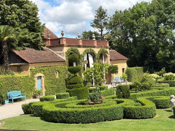 ELEGANT CHATEAU XVIIIs, sans travaux, sur 1 hectare clos de murs, jardin paysagé, chapelle, orangerie, dépendances, pour famille, evenementiel  près de Pau, Lourdes, Marciac, Tarbes ...