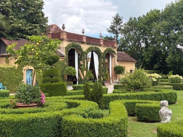 ELEGANT CHATEAU XVIIIs, sans travaux, sur 1 hectare clos de murs, jardin paysagé, chapelle, orangerie, dépendances, pour famille, evenementiel  près de Pau, Lourdes, Marciac, Tarbes ...
