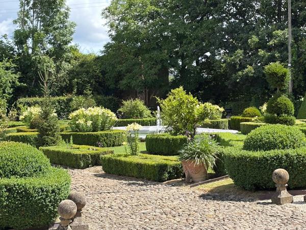 ELEGANT CHATEAU XVIIIs, sans travaux, sur 1 hectare clos de murs, jardin paysagé, chapelle, orangerie, dépendances, pour famille, evenementiel  près de Pau, Lourdes, Marciac, Tarbes ...