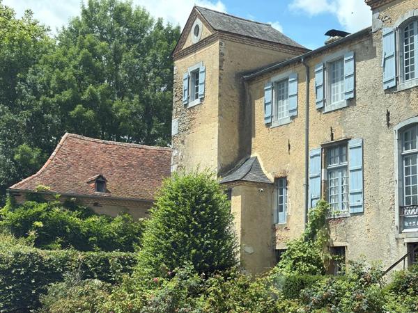 ELEGANT CHATEAU XVIIIs, sans travaux, sur 1 hectare clos de murs, jardin paysagé, chapelle, orangerie, dépendances, pour famille, evenementiel  près de Pau, Lourdes, Marciac, Tarbes ...