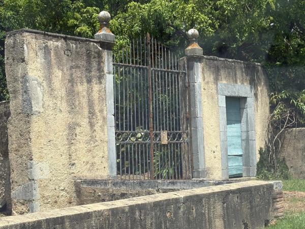 ELEGANT CHATEAU XVIIIs, sans travaux, sur 1 hectare clos de murs, jardin paysagé, chapelle, orangerie, dépendances, pour famille, evenementiel  près de Pau, Lourdes, Marciac, Tarbes ...