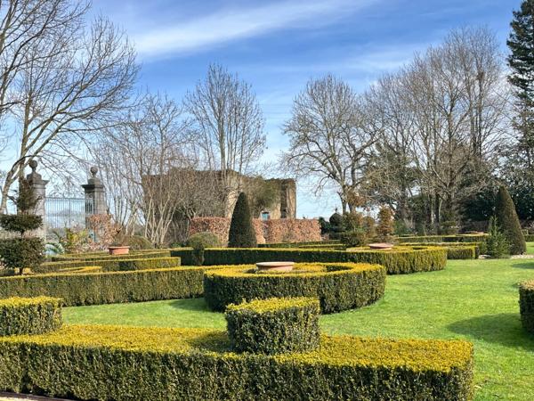 ELEGANT CHATEAU XVIIIs, sans travaux, sur 1 hectare clos de murs, jardin paysagé, chapelle, orangerie, dépendances, pour famille, evenementiel  près de Pau, Lourdes, Marciac, Tarbes ...