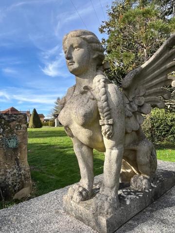 ELEGANT CHATEAU XVIIIs, sans travaux, sur 1 hectare clos de murs, jardin paysagé, chapelle, orangerie, dépendances, pour famille, evenementiel  près de Pau, Lourdes, Marciac, Tarbes ...