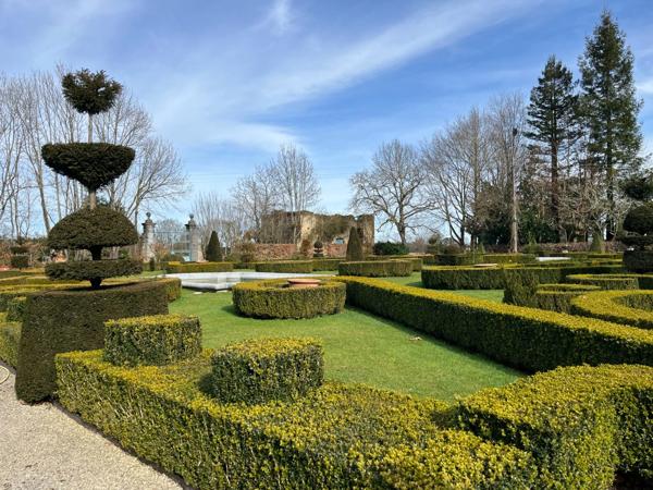 ELEGANT CHATEAU XVIIIs, sans travaux, sur 1 hectare clos de murs, jardin paysagé, chapelle, orangerie, dépendances, pour famille, evenementiel  près de Pau, Lourdes, Marciac, Tarbes ...