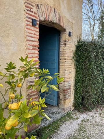 ELEGANT CHATEAU XVIIIs, sans travaux, sur 1 hectare clos de murs, jardin paysagé, chapelle, orangerie, dépendances, pour famille, evenementiel  près de Pau, Lourdes, Marciac, Tarbes ...