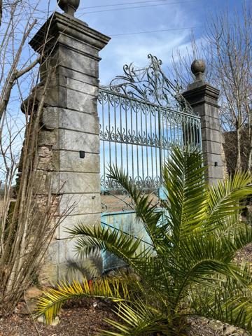 ELEGANT CHATEAU XVIIIs, sans travaux, sur 1 hectare clos de murs, jardin paysagé, chapelle, orangerie, dépendances, pour famille, evenementiel  près de Pau, Lourdes, Marciac, Tarbes ...