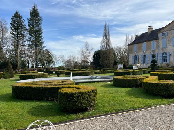 ELEGANT CHATEAU XVIIIs, sans travaux, sur 1 hectare clos de murs, jardin paysagé, chapelle, orangerie, dépendances, pour famille, evenementiel  près de Pau, Lourdes, Marciac, Tarbes ...