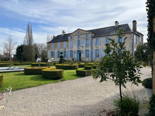 ELEGANT CHATEAU XVIIIs, sans travaux, sur 1 hectare clos de murs, jardin paysagé, chapelle, orangerie, dépendances, pour famille, evenementiel  près de Pau, Lourdes, Marciac, Tarbes ...
