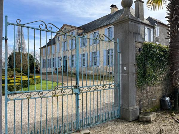 ELEGANT CHATEAU XVIIIs, sans travaux, sur 1 hectare clos de murs, jardin paysagé, chapelle, orangerie, dépendances, pour famille, evenementiel  près de Pau, Lourdes, Marciac, Tarbes ...