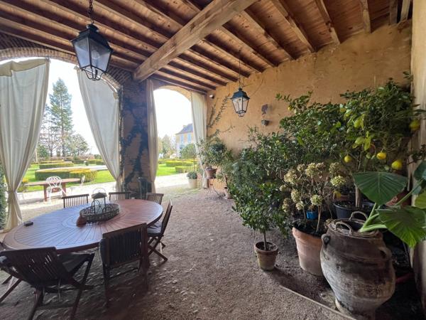 ELEGANT CHATEAU XVIIIs, sans travaux, sur 1 hectare clos de murs, jardin paysagé, chapelle, orangerie, dépendances, pour famille, evenementiel  près de Pau, Lourdes, Marciac, Tarbes ...