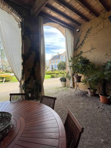 ELEGANT CHATEAU XVIIIs, sans travaux, sur 1 hectare clos de murs, jardin paysagé, chapelle, orangerie, dépendances, pour famille, evenementiel  près de Pau, Lourdes, Marciac, Tarbes ...