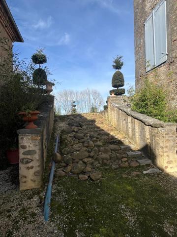 ELEGANT CHATEAU XVIIIs, sans travaux, sur 1 hectare clos de murs, jardin paysagé, chapelle, orangerie, dépendances, pour famille, evenementiel  près de Pau, Lourdes, Marciac, Tarbes ...