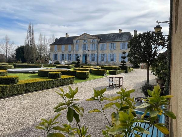 ELEGANT CHATEAU XVIIIs, sans travaux, sur 1 hectare clos de murs, jardin paysagé, chapelle, orangerie, dépendances, pour famille, evenementiel  près de Pau, Lourdes, Marciac, Tarbes ...