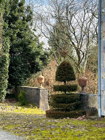 ELEGANT CHATEAU XVIIIs, sans travaux, sur 1 hectare clos de murs, jardin paysagé, chapelle, orangerie, dépendances, pour famille, evenementiel  près de Pau, Lourdes, Marciac, Tarbes ...
