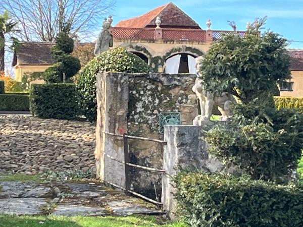 ELEGANT CHATEAU XVIIIs, sans travaux, sur 1 hectare clos de murs, jardin paysagé, chapelle, orangerie, dépendances, pour famille, evenementiel  près de Pau, Lourdes, Marciac, Tarbes ...