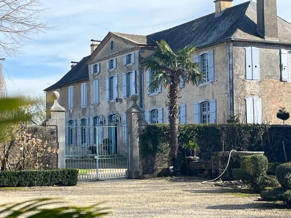 ELEGANT CHATEAU XVIIIs, sans travaux, sur 1 hectare clos de murs, jardin paysagé, chapelle, orangerie, dépendances, pour famille, evenementiel  près de Pau, Lourdes, Marciac, Tarbes ...