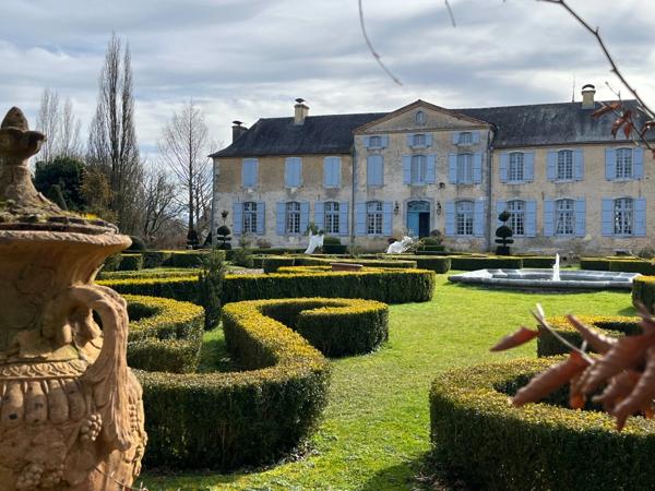 ELEGANT CHATEAU XVIIIs, sans travaux, sur 1 hectare clos de murs, jardin paysagé, chapelle, orangerie, dépendances, pour famille, evenementiel  près de Pau, Lourdes, Marciac, Tarbes ...