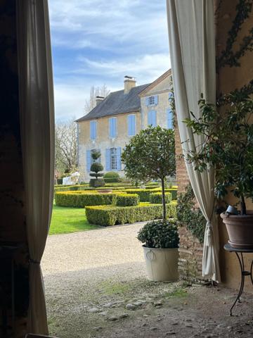 ELEGANT CHATEAU XVIIIs, sans travaux, sur 1 hectare clos de murs, jardin paysagé, chapelle, orangerie, dépendances, pour famille, evenementiel  près de Pau, Lourdes, Marciac, Tarbes ...