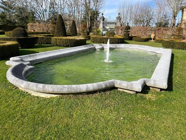 ELEGANT CHATEAU XVIIIs, sans travaux, sur 1 hectare clos de murs, jardin paysagé, chapelle, orangerie, dépendances, pour famille, evenementiel  près de Pau, Lourdes, Marciac, Tarbes ...