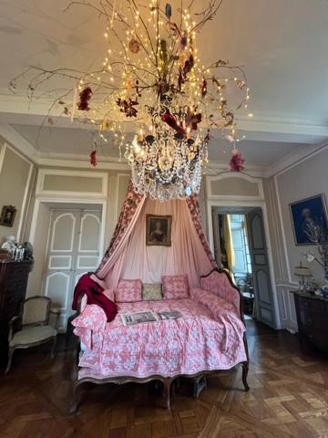 ELEGANT CHATEAU XVIIIs, sans travaux, sur 1 hectare clos de murs, jardin paysagé, chapelle, orangerie, dépendances, pour famille, evenementiel  près de Pau, Lourdes, Marciac, Tarbes ...