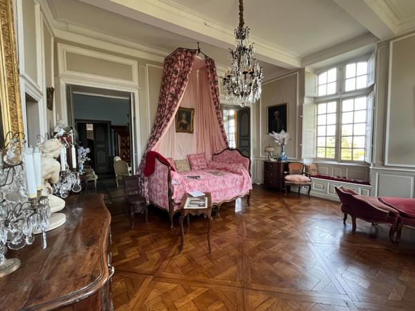 ELEGANT CHATEAU XVIIIs, sans travaux, sur 1 hectare clos de murs, jardin paysagé, chapelle, orangerie, dépendances, pour famille, evenementiel  près de Pau, Lourdes, Marciac, Tarbes ...