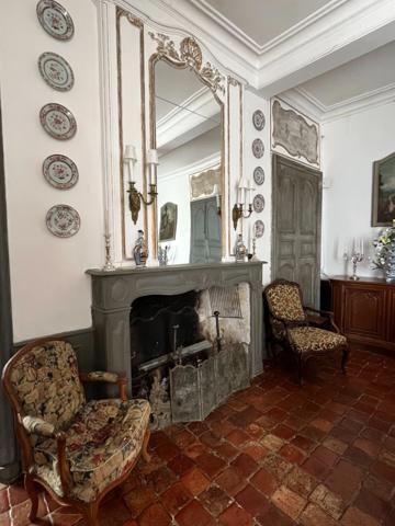 ELEGANT CHATEAU XVIIIs, sans travaux, sur 1 hectare clos de murs, jardin paysagé, chapelle, orangerie, dépendances, pour famille, evenementiel  près de Pau, Lourdes, Marciac, Tarbes ...
