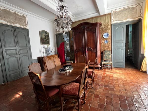 ELEGANT CHATEAU XVIIIs, sans travaux, sur 1 hectare clos de murs, jardin paysagé, chapelle, orangerie, dépendances, pour famille, evenementiel  près de Pau, Lourdes, Marciac, Tarbes ...