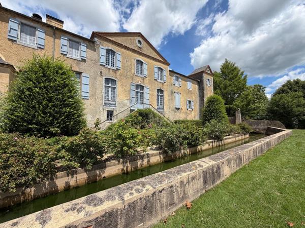 ELEGANT CHATEAU XVIIIs, sans travaux, sur 1 hectare clos de murs, jardin paysagé, chapelle, orangerie, dépendances, pour famille, evenementiel  près de Pau, Lourdes, Marciac, Tarbes ...