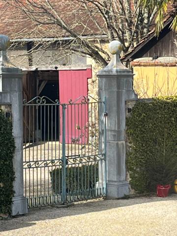 ELEGANT CHATEAU XVIIIs, sans travaux, sur 1 hectare clos de murs, jardin paysagé, chapelle, orangerie, dépendances, pour famille, evenementiel  près de Pau, Lourdes, Marciac, Tarbes ...
