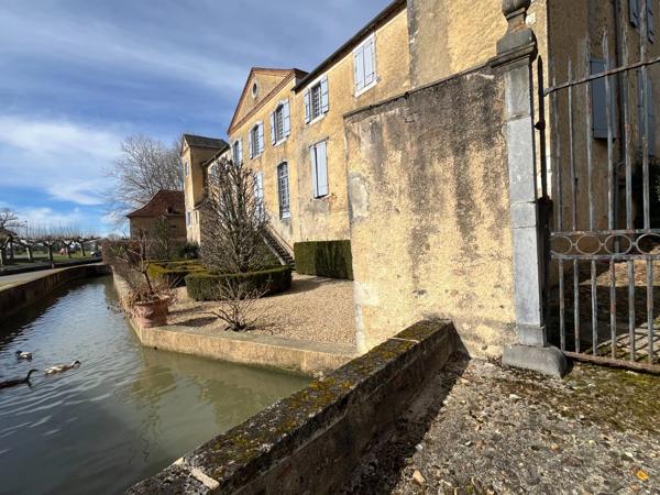 ELEGANT CHATEAU XVIIIs, sans travaux, sur 1 hectare clos de murs, jardin paysagé, chapelle, orangerie, dépendances, pour famille, evenementiel  près de Pau, Lourdes, Marciac, Tarbes ...