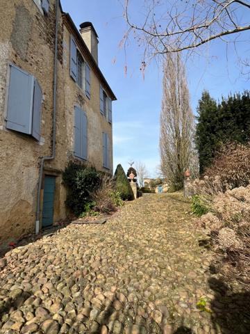 ELEGANT CHATEAU XVIIIs, sans travaux, sur 1 hectare clos de murs, jardin paysagé, chapelle, orangerie, dépendances, pour famille, evenementiel  près de Pau, Lourdes, Marciac, Tarbes ...