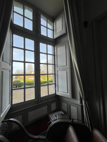 ELEGANT CHATEAU XVIIIs, sans travaux, sur 1 hectare clos de murs, jardin paysagé, chapelle, orangerie, dépendances, pour famille, evenementiel  près de Pau, Lourdes, Marciac, Tarbes ...