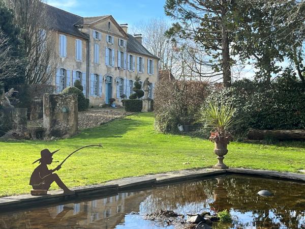 ELEGANT CHATEAU XVIIIs, sans travaux, sur 1 hectare clos de murs, jardin paysagé, chapelle, orangerie, dépendances, pour famille, evenementiel  près de Pau, Lourdes, Marciac, Tarbes ...