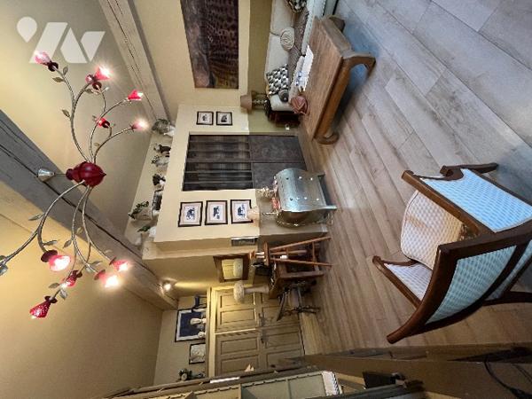 Cet appartement de type 2 est situé au rez-de-chaussée d'une petite copropriété de deux étages.