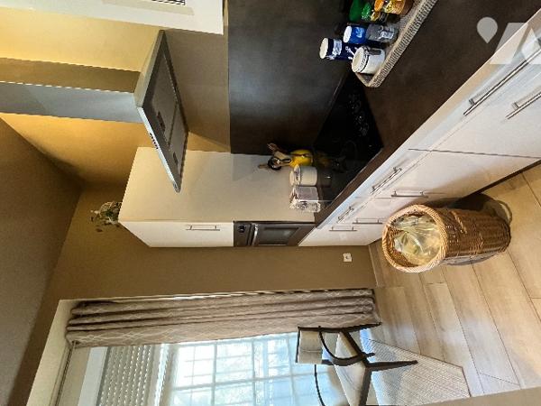 Cet appartement de type 2 est situé au rez-de-chaussée d'une petite copropriété de deux étages.