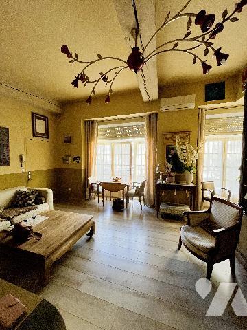 Cet appartement de type 2 est situé au rez-de-chaussée d'une petite copropriété de deux étages.