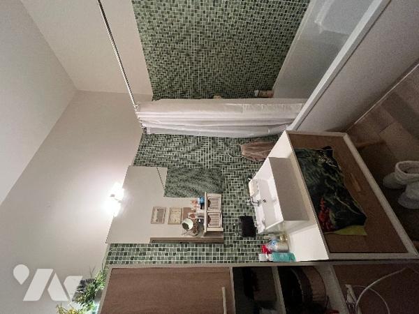 Cet appartement de type 2 est situé au rez-de-chaussée d'une petite copropriété de deux étages.