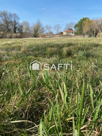 Au calme, agréable terrain à bâtir viabilisé de 1547 m2 sur la commune de Septfonds (82240)