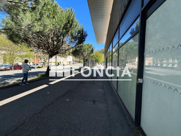 Location Local commercial 1 pièce 200 m² - INTERMARCHE Digne Les Bains 04000