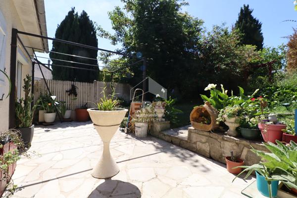 MAISON FAMILIALE LUMINEUSE AVEC GARAGE ET JARDIN ARBORÉ
