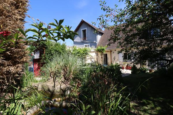 MAISON FAMILIALE LUMINEUSE AVEC GARAGE ET JARDIN ARBORÉ